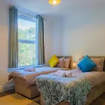 Prázdninový dům 4-bed Family House In With Park View Leeds (West Yorkshire)