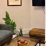 4-bed Family House In With Park View Prázdninový dům Leeds (West Yorkshire)