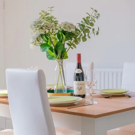 Semesterbostad 4-bed Family House In With Park View