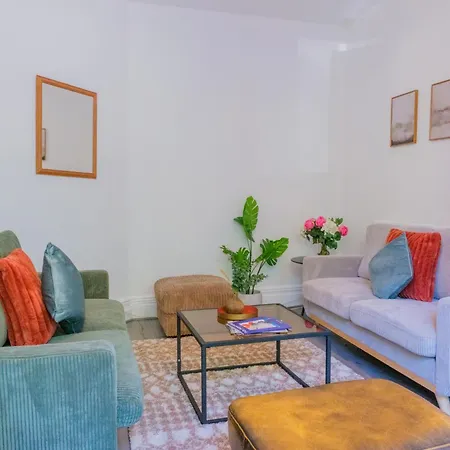 4-bed Family House In With Park View Semesterbostad