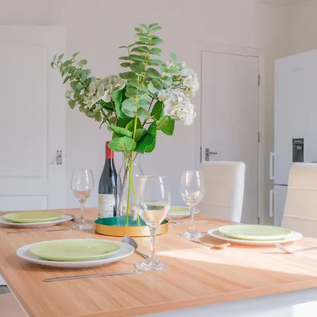 4-bed Family House In With Park View Semesterbostad *