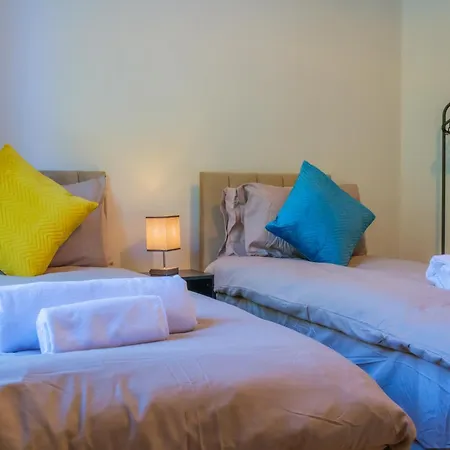 4-bed Family House In With Park View Leeds (West Yorkshire)