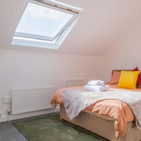 4-bed Family House In With Park View Holiday home *