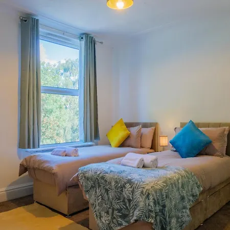 Semesterbostad 4-bed Family House In With Park View Leeds (West Yorkshire)