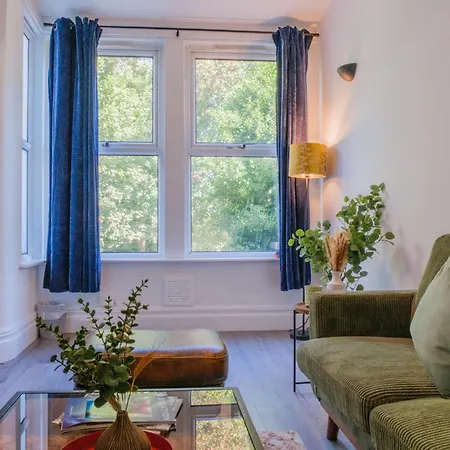 Holiday home 4-bed Family House In With Park View