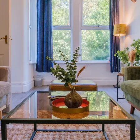 4-bed Family House In With Park View Semesterbostad *