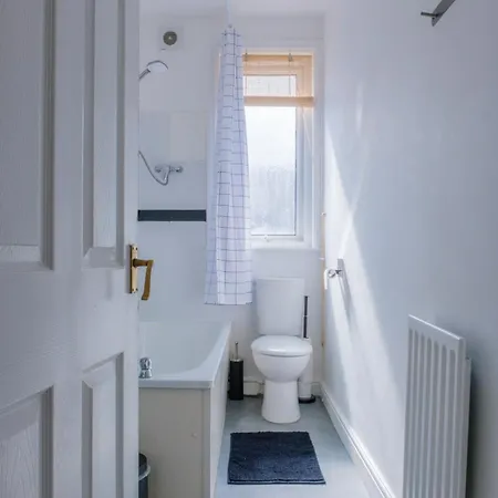 Semesterbostad 4-bed Family House In With Park View *