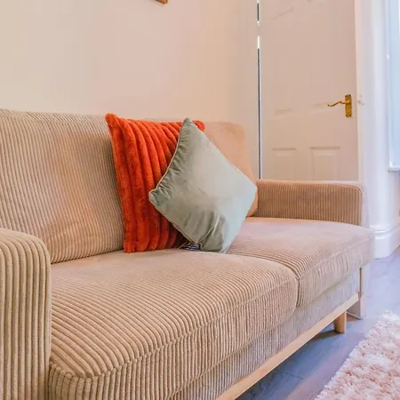 4-bed Family House In With Park View Leeds (West Yorkshire)