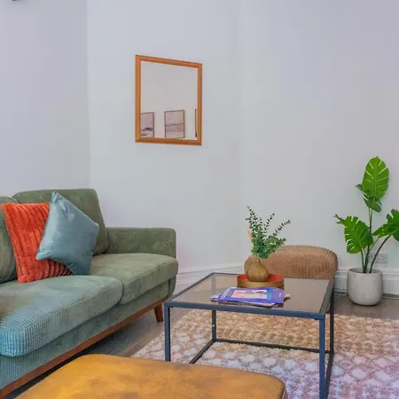 4-bed Family House In With Park View Semesterbostad *