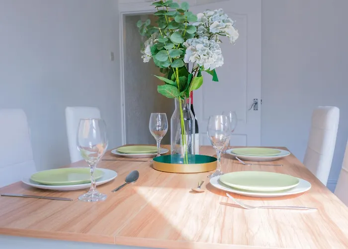 4-bed Family House In With Park View 度假居 利兹