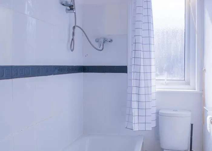 4-bed Family House In With Park View 利兹