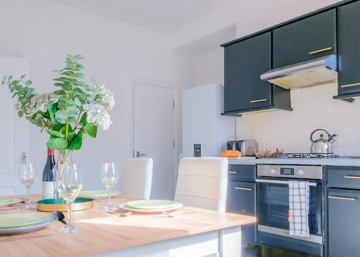 4-bed Family House In With Park View 度假居 利兹