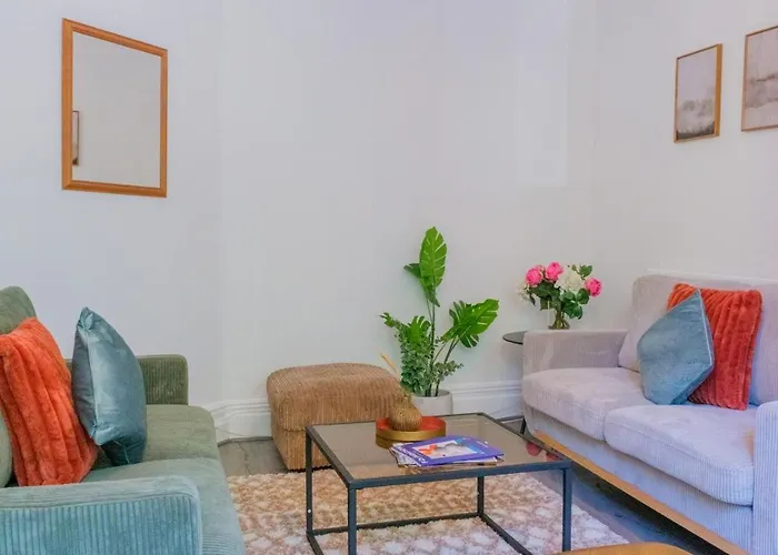 4-bed Family House In With Park View 度假居