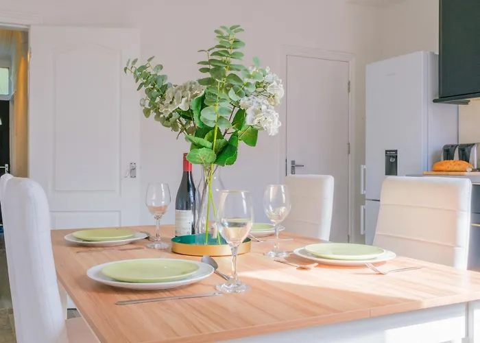 4-bed Family House In With Park View 度假居 *