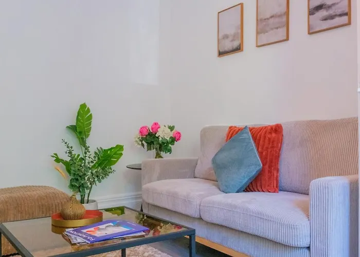 4-bed Family House In With Park View * 利兹