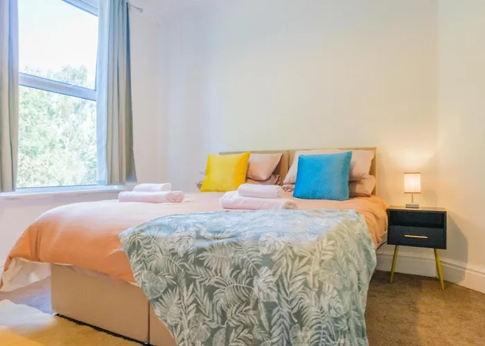 4-bed Family House In With Park View 度假居 利兹