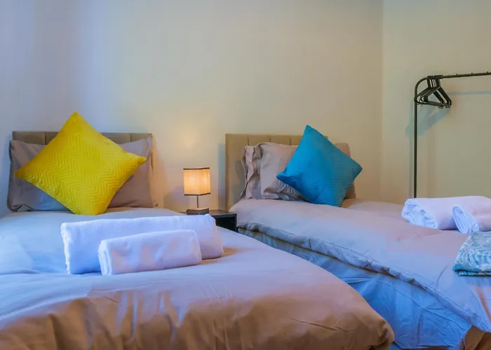 4-bed Family House In With Park View 利兹