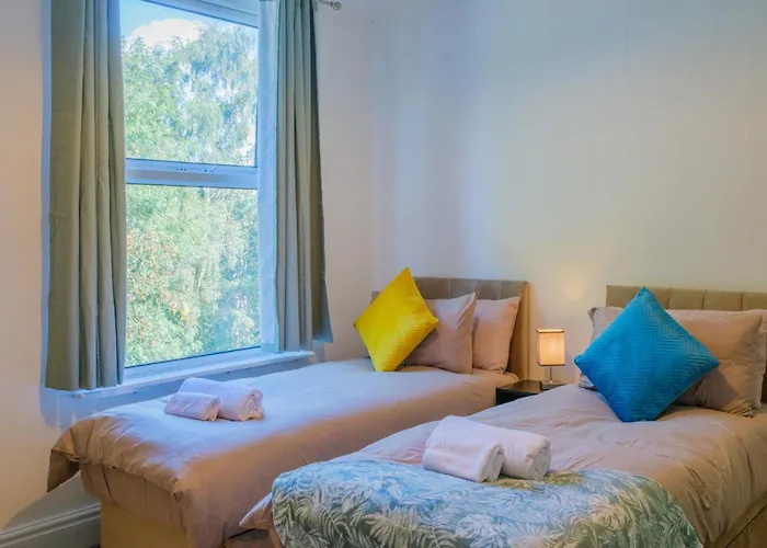 4-bed Family House In With Park View 利兹