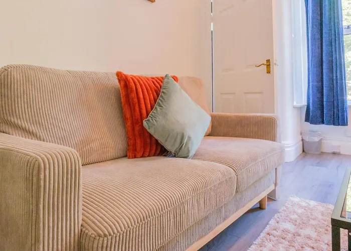 4-bed Family House In With Park View 利兹