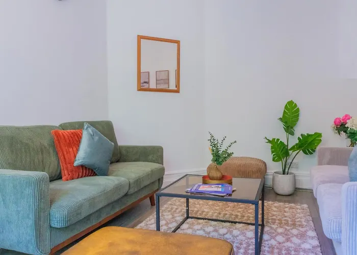 4-bed Family House In With Park View 度假居 *