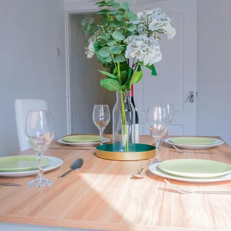 4-bed Family House In With Park View Nyaraló Leeds