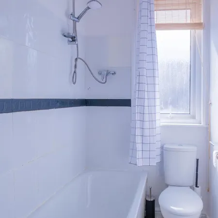 4-bed Family House In With Park View 리즈