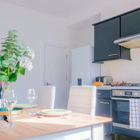 4-bed Family House In With Park View Nyaraló Leeds