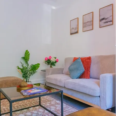 4-bed Family House In With Park View * Leeds