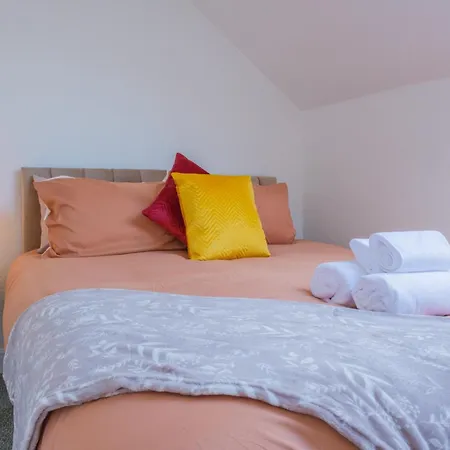 Nyaraló 4-bed Family House In With Park View *