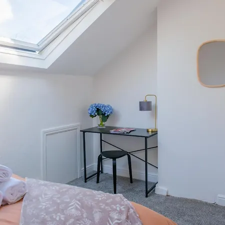 펜션 4-bed Family House In With Park View