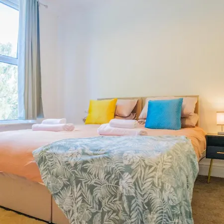 4-bed Family House In With Park View Nyaraló Leeds