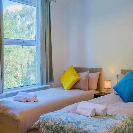 4-bed Family House In With Park View Leeds