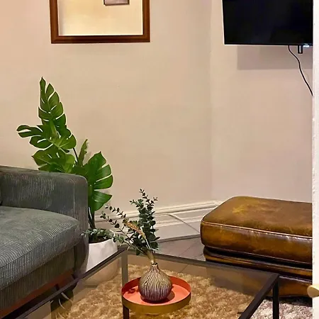 4-bed Family House In With Park View 펜션 리즈